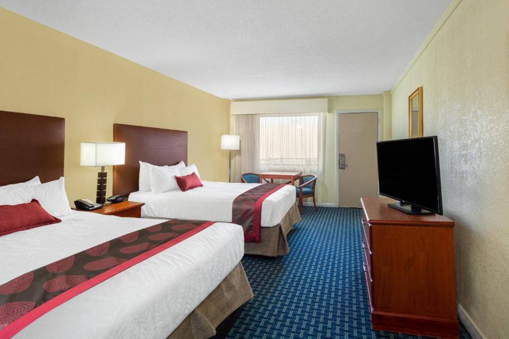 Queen Room with Two Queen Beds - Non-Smoking interior