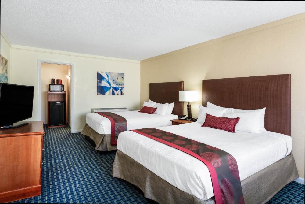 Queen Room with Two Queen Beds - Mobility Access/Non-Smoking interior